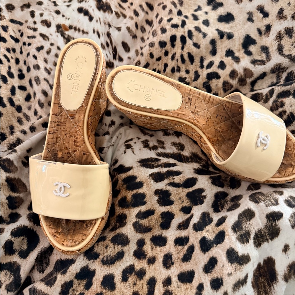 Chanel White Patent Leather Cork Wedge Sandal with iconic interlocking CC - Picture 2 of 15